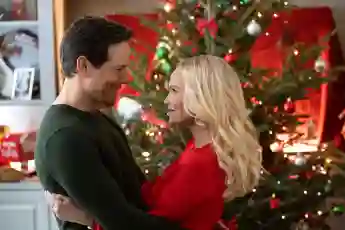 Scott Wolf y Kristin Chenoweth en una escena de la película 'A Christmas Love Story'