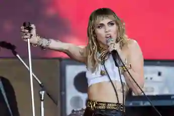 Miley Cyrus canta cover de los Beatles en un estadio vacío