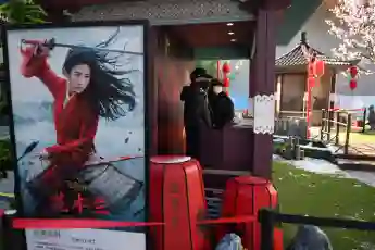 Escaparate con anuncio de Mulan