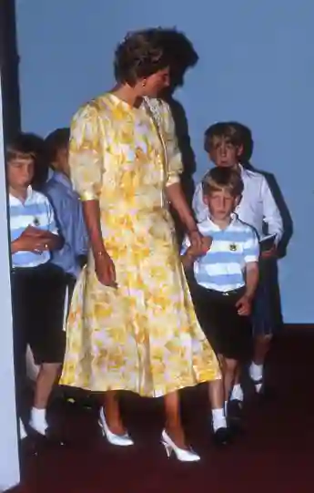 Príncipe Harry y princesa Diana en 1990