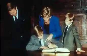 La princesse Diana, le prince William, le prince Harry et le prince Charles au collège d'Eton en 1990.