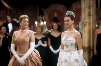 Julie Andrews & Anne Hathaway in 'The Princess Diaries' (2001).