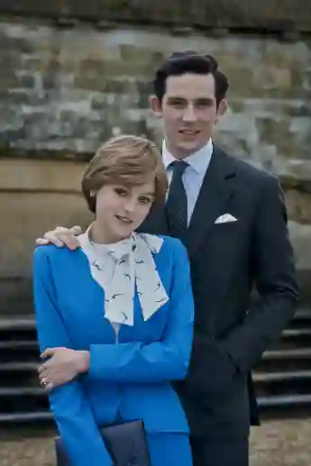 Emma Corrin y Josh O'Connor en una imagen promocional de la serie 'The Crown'