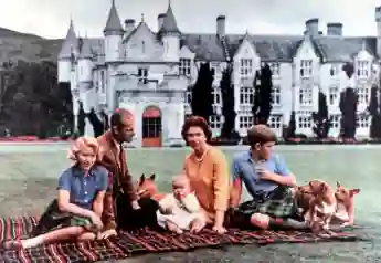 La reine Élisabeth II et sa famille en Écosse en 1960.
