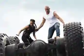 Nathalie Emmanuel y Vin Diesel en una escena de 'Rápidos y furiosos 9'