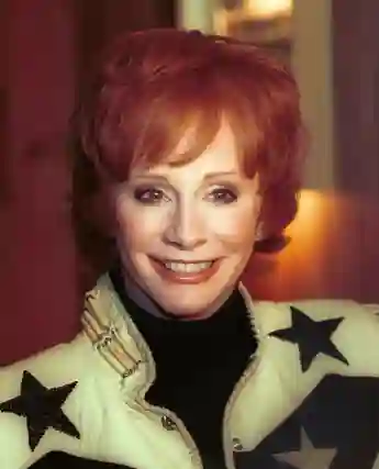 Country and western singer Reba McEntire poses after performing a selection from "Annie Get Your Gun," January 9, 2001