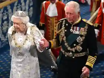 La reina Isabel y el príncipe Carlos