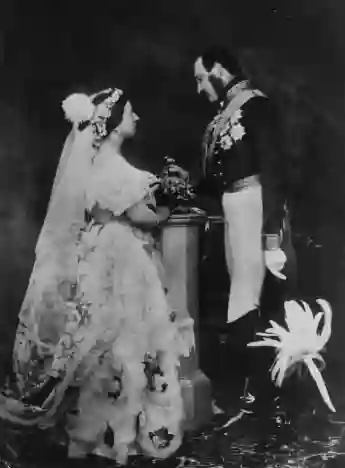 La Reina Victoria y el Príncipe Alberto recreando los retratos de su boda en 1854