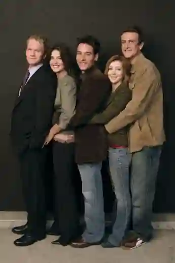 Neil Patrick Harris, Cobie Smulders, Josh Radnor, Alyson Hannigan y Jason Segel en una imagen promocional de la serie 'How I Met Your Mother'