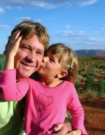 Steve Irwin with his daughter Bindi Irwin 2006 in Uluru, Australia