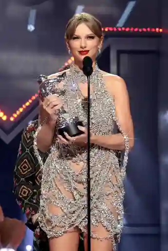 Taylor Swift announces her new music album at the 2022 MTV Video Music Awards