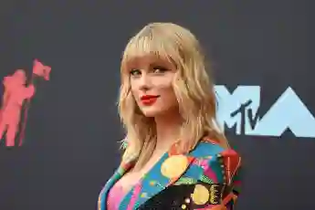 Taylor Swift Reveals Boyfriend Joe Alwyn Helped Write 'Folklore'