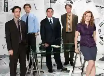 BJ Novak, John Krasinski, Steve Carell, Rainn Wilson y Jenna Fischer en una imagen promocional de la serie 'The Office'