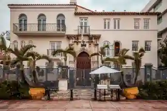 2 Found Dead At Versace Mansion On Anniversary Of Gianni's Murder