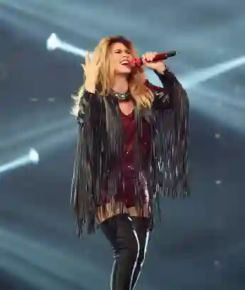 Watch Shania Twain Send A musical Shoutout To Healthcare Workers!