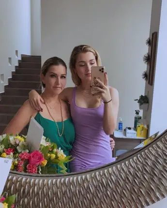 Alicia Villarreal y Melenie Carmona