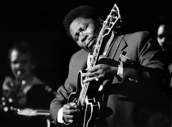 STOCKHOLM 1980-04-11 Den amerikanske bluesmusikern BB King spelar pa sin gitarr när han uppträder pa Konserthuset i Stoc