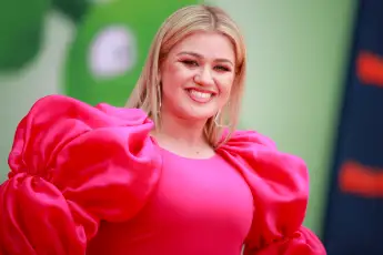 Kelly Clarkson plans to legally change her name Brianne middle last father divorce news