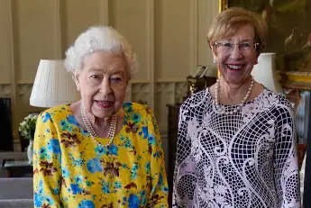 Queen Elizabeth II no hat new appearance hair style 2022 photos pictures