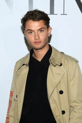 Rafferty Law a participé au design Otoño/Invierno 2020-2021 de Valentino Menswear dans le cadre de la Semana de la Moda de París.