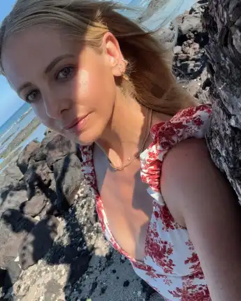 Sarah Michelle Gellar swimsuit hot hot revealing