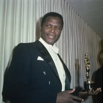 L'acteur américain d'origine bahaméenne Sidney Poitier tenant son Oscar du meilleur acteur dans un rôle principal en 1964.