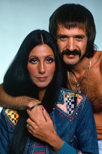 THE SONNY AND CHER COMEDY HOUR, de gauche à droite : Cher, Sonny Bono, (1973)