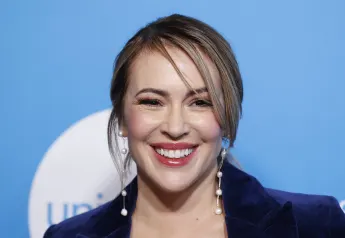 Entertainment Bilder des Tages Alyssa Milano arrives on the red carpet at the 2022 UNICEF Gala at The Glasshouse on Tues