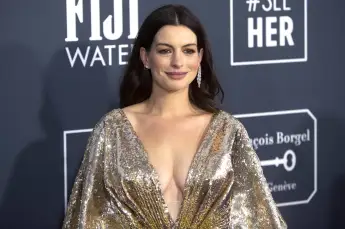 Anne Hathaway à la 25ème cérémonie des Critics Choice Awards au Barker Hangar. Santa Monica, 01/12/2020