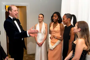 Prince William with Phoebe Dynevor, Ayo edebiri, Sophie Wilde and Mia McKenna Bruce