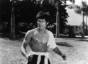 THE CHINESE CONNECTION, Bruce Lee, 1973 Courtesy Everett Collection PUBLICATIONxINxGERxSUIxAUTxONLY Copyright: xCourtesy