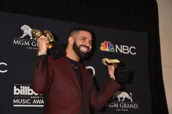 2019 Billboard Music Awards - Press Room LAS VEGAS, NV - MAY 01: Drake poses with the awards for Top Artist, Top Male Ar