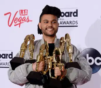 Billboard Music Awards Preisträger The Weeknd appears backstage with his eight awards during the a