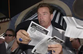 Published 7 22 2004 A 12 UTS1820913 Governor Arnold Schwarzenegger handed out leaflets to the pa