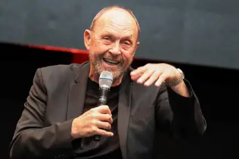 Der US amerikanische Schauspieler John Ashton USA stellt sich auf der Bühne den Fragen der Besuche