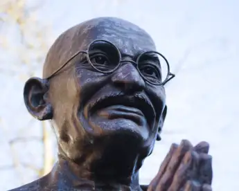 RECORD DATE NOT STATED  A closeup of Mahatma Gandhi statue. *** einer closeupe des Mahatma Gandhis Stat