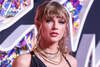 MTV Video Music Awards 2023 - Arrivals - NJ American singer-songwriter Taylor Swift wearing a Versace dress arrives at t