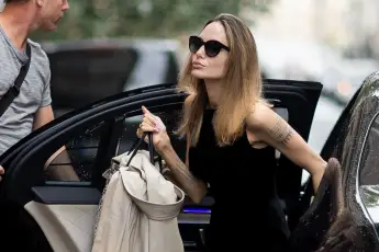 Angelina Jolie Ã la sortie de son hÃ tel pour se rendre dans un studio d enregistrement Ã Paris Angelina Jolie Ã la sort