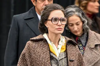 Angelina Jolie promene des chiens sur le tournage du biopic Maria sur la vie de Maria Callas Ã Paris Angelina Jolie prom