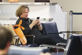 EXCLUSIVE: Kody Brown and his four wives arrive back after a business meeting in Los Angeles 128159, EXCLUSIVE: Sister W