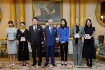 . 22/11/2023. London, United Kingdom. King Charles III presents the members of the K-Pop band Blackpink with Honorary MB