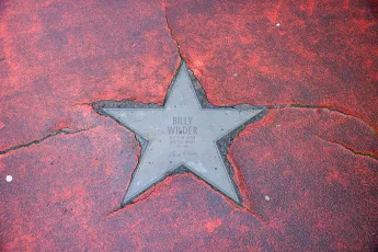 Boulevard der Stars Deutschland, Berlin im Februar 2024: Ein polierter Bronzestern von Regisseur Billy Wilder umgeben vo