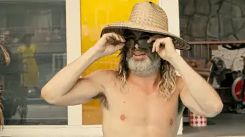 Chris Pine USA. Chris Pine in a scene from (C)Vertical Entertainment new film: Poolman (2024). Plot: Darren Barrenman is