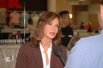 Jaclyn Smith lors d'une apparition en magasin pour la promotion de sa ligne de vêtements. Kmart, Los Angeles, CA. 08-05-06