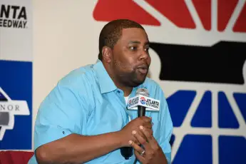 NASCAR, Motorsport, USA Folds of Honor QuikTrip 500, Feb 25, 2018; Hampton, GA, USA; TV entertainer Kenan Thompson talks