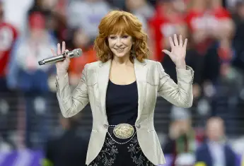 Reba McEntire, icône de la musique country et lauréate d'un Grammy Award, chante l'hymne national pendant le premier quart d'heure du Super Bow.