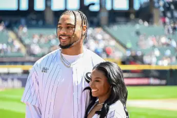 April 13, 2024, Chicago, Illinois, United States: Simone Biles (right) and NFL, American Football Herren, USA Chicago Be