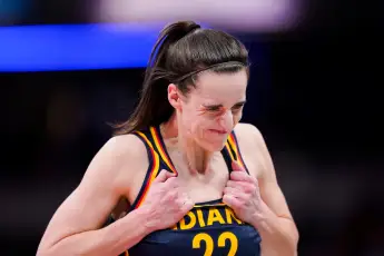 Syndication: The Indianapolis Star Indiana Fever guard Caitlin Clark (22) pulls on her jersey in frustration, Thursday,
