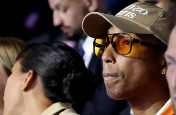 CÃ lÃ britÃ s assistent aux Ã preuves de natation lors des Jeux Olympiques de Paris2024 (JO) Pharrell Williams lors des