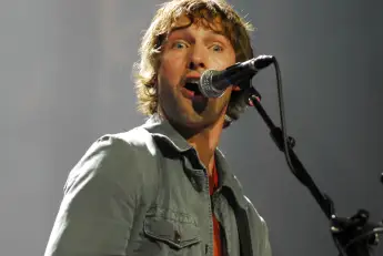Gros plan de James Blunt se produisant à l'ancien Gibson Amphitheater à Universal City, en Californie.